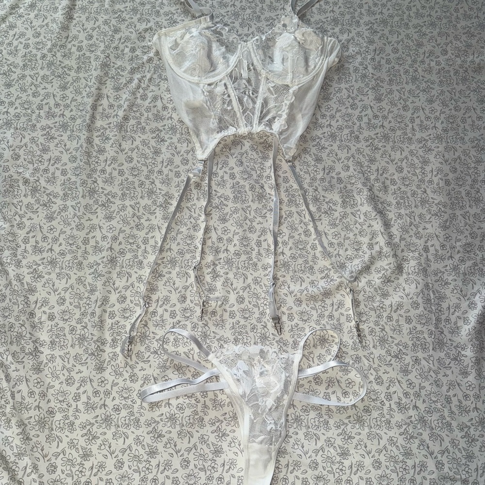 SHEIN White Lace Bra Set